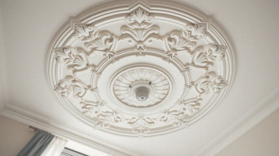 Sztukateria na sufit – klucz do eleganckiego wykończenia wnętrz